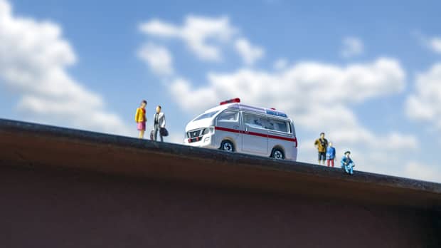 救急車と人形の写真