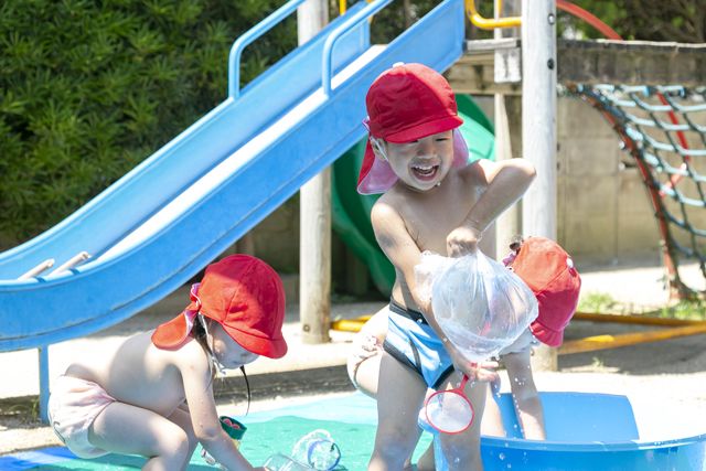 プールで遊ぶエンゼル保育園園児