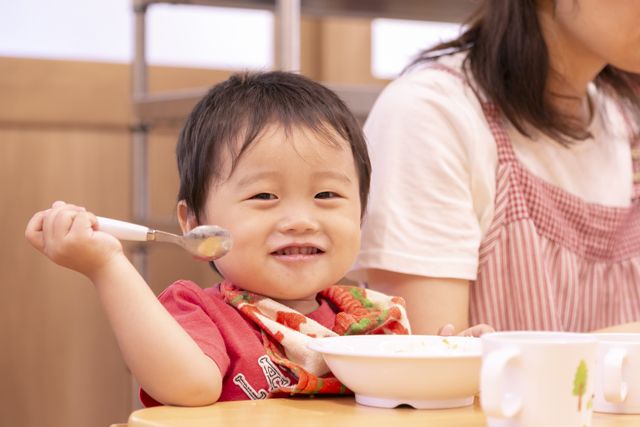 食事をしているエンゼル保育園園児2