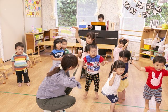 お遊戯をしてるエンゼル保育園園児