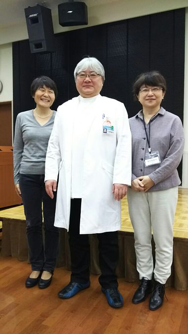 本田美和子先生（国立病院機構東京医療センター総合内科医）、当法人三野原理事長、京都大学　吉川左紀子先生の集合写真。