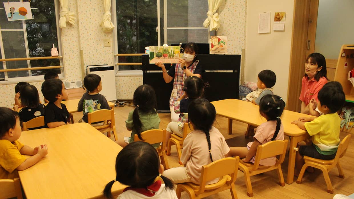 エンゼル保育園にて野菜を用いた食育活動の様子