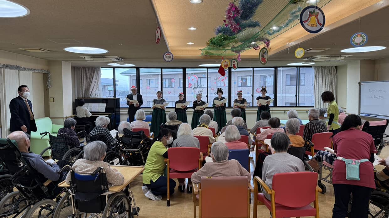 「コーラスさくら草」ミニコンサートinからざステーションの様子