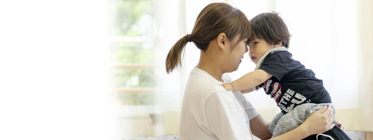 赤ちゃんを抱きかかえる女性