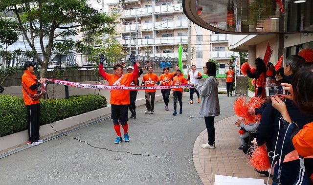 RUN伴 2017でのゴールテープを切る様子