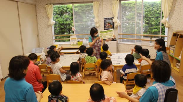 「体験」から「食べる喜び」へのバトンの園児たちの画像。PC版。