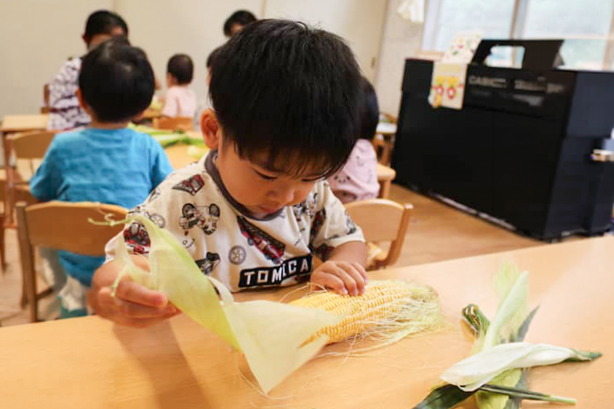 野菜の「なかみ」を知る子どもの画像。