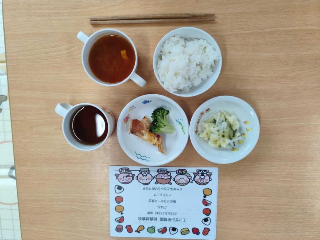 エンゼル保育園給食の写真
お茶、ご飯、トマトスープ、魚のマヨネーズ焼き、ブロッコリー、じゃがいもとおゆうりのサラダ